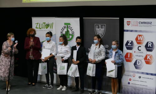 gala konkursu Zloty Herb i Zawodowcy Poszukiwani; 31 maja 2021 roku, Złotów; nagrody; sala kinowa i scena; nagradzanie laureatów konkursu;6_