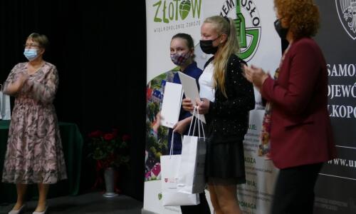 gala konkursu Zloty Herb i Zawodowcy Poszukiwani; 31 maja 2021 roku, Złotów; nagrody; sala kinowa i scena; nagradzanie laureatów konkursu;7_