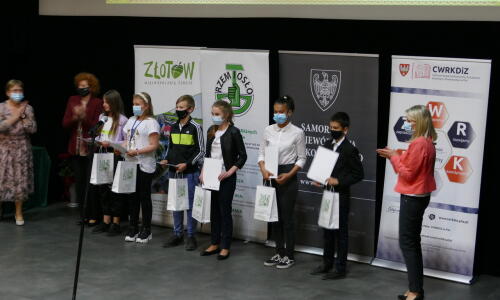 gala konkursu Zloty Herb i Zawodowcy Poszukiwani; 31 maja 2021 roku, Złotów; nagrody; sala kinowa i scena; nagradzanie laureatów konkursu;8_