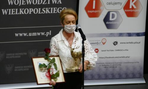 gala konkursu Zloty Herb i Zawodowcy Poszukiwani; 31 maja 2021 roku, Złotów; nagrody; sala kinowa i scena; nagradzanie laureatów Złoty herb 2020 NAJLEPSZY NAUCZYCIEL ZAWODU 1