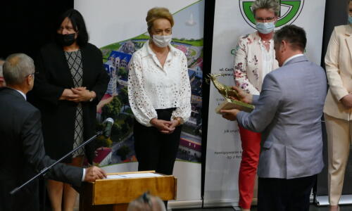 gala konkursu Zloty Herb i Zawodowcy Poszukiwani; 31 maja 2021 roku, Złotów; nagrody; sala kinowa i scena; nagradzanie laureatów Złoty herb 2020 NAJLEPSZY NAUCZYCIEL ZAWODU 2