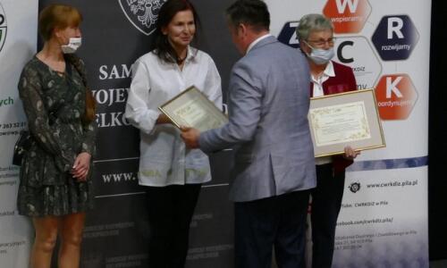 gala konkursu Zloty Herb i Zawodowcy Poszukiwani; 31 maja 2021 roku, Złotów; nagrody; sala kinowa i scena; wręczanie podziekowan przez burmistrza za wieloletnie zaangażowanie 2