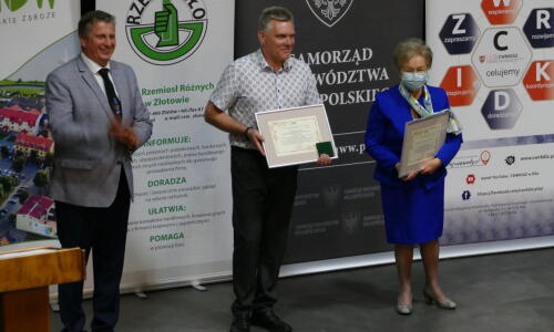 gala konkursu Zloty Herb i Zawodowcy Poszukiwani; 31 maja 2021 roku, Złotów; nagrody; sala kinowa i scena; wręczanie podziekowan przez burmistrza za wieloletnie zaangażowanie 3