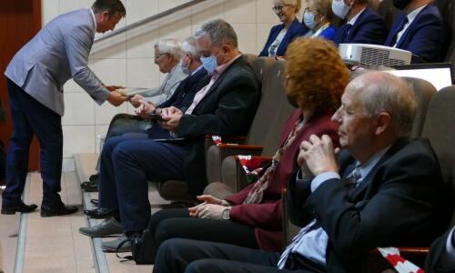 gala konkursu Zloty Herb i Zawodowcy Poszukiwani; 31 maja 2021 roku, Złotów; nagrody; sala kinowa i scena; wręczanie podziekowan przez burmistrza za wieloletnie zaangażowanie 4