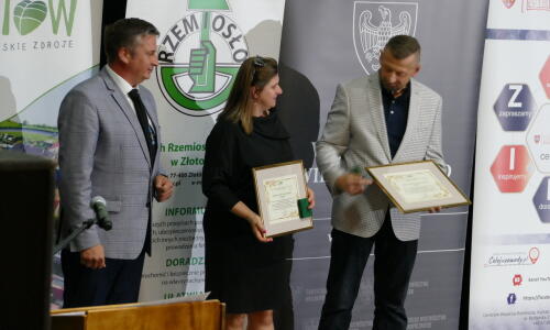 gala konkursu Zloty Herb i Zawodowcy Poszukiwani; 31 maja 2021 roku, Złotów; nagrody; sala kinowa i scena; wręczanie podziekowan przez burmistrza za wieloletnie zaangażowanie 5