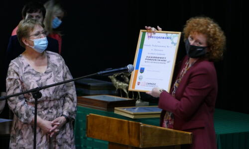 gala konkursu Zloty Herb i Zawodowcy Poszukiwani; 31 maja 2021 roku, Złotów; nagrody; sala kinowa i scena; wręczenie podziekowań szkołom i nauczycielom;1_