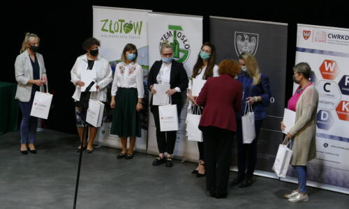 gala konkursu Zloty Herb i Zawodowcy Poszukiwani; 31 maja 2021 roku, Złotów; nagrody; sala kinowa i scena; wręczenie podziekowań szkołom i nauczycielom;3_