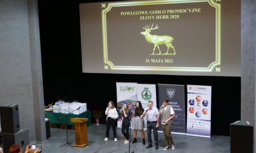 gala konkursu Zloty Herb i Zawodowcy Poszukiwani; 31 maja 2021 roku, Złotów; nagrody; sala kinowa i scena; wystep wokalny uczniów;_