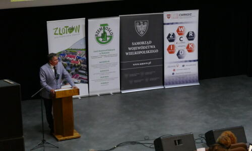 gala konkursu Zloty Herb i Zawodowcy Poszukiwani; 31 maja 2021 roku, Złotów; nagrody; sala kinowa i scena;burmistrz miasta Zlotowa przy mikrofonie;1_