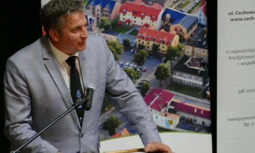 gala konkursu Zloty Herb i Zawodowcy Poszukiwani; 31 maja 2021 roku, Złotów; nagrody; sala kinowa i scena;burmistrz miasta Zlotowa przy mikrofonie_Easy-Resize.com