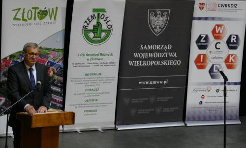 gala konkursu Zloty Herb i Zawodowcy Poszukiwani; 31 maja 2021 roku, Złotów;sala kinowa i scena;czlonek zarzadu Cechu Rzemiosł Róznych przy mikrofonie; rollupy z logotypami organ