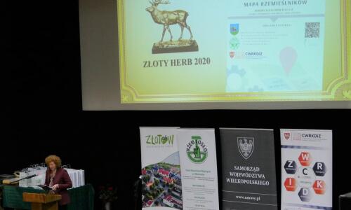 gala konkursu Zloty Herb i Zawodowcy Poszukiwani; 31 maja 2021 roku, Złotów; nagrody; sala kinowa i scena; Dyrektor jednostki CWRKDiZ w Pile przy mikrofonie;_