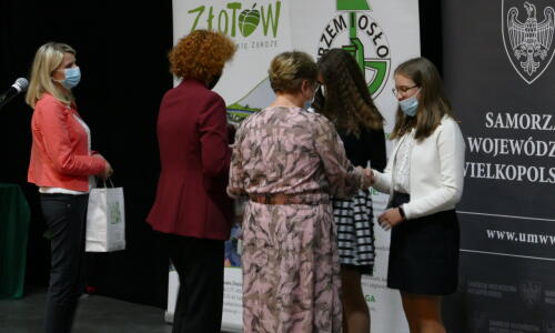 gala konkursu Zloty Herb i Zawodowcy Poszukiwani; 31 maja 2021 roku, Złotów; nagrody; sala kinowa i scena; nagradzanie laureatów konkursu;_