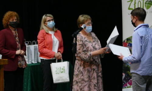 gala konkursu Zloty Herb i Zawodowcy Poszukiwani; 31 maja 2021 roku, Złotów; nagrody; sala kinowa i scena; nagradzanie laureatów konkursu;3_