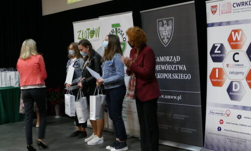 gala konkursu Zloty Herb i Zawodowcy Poszukiwani; 31 maja 2021 roku, Złotów; nagrody; sala kinowa i scena; nagradzanie laureatów konkursu;4_