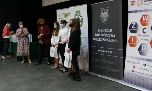 gala konkursu Zloty Herb i Zawodowcy Poszukiwani; 31 maja 2021 roku, Złotów; nagrody; sala kinowa i scena; nagradzanie laureatów konkursu;5_