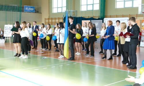 dzien jezykow obcych i dzien wloski w szkole hipolita w chodziezy oraz podsumowanie praktyk mlodziezy na Sycylii (4)wystep uczniow Solidarni z Ukraina
