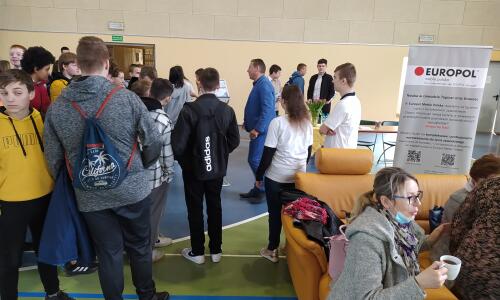 Powiatowe Prezentacje Edukacyjne w Chodzieży 25.03.2022 uczniowie przy stoisku Europol Meble