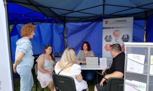 stoisko CWRKDiZ w Pile z doradztwem zawodowym (2)